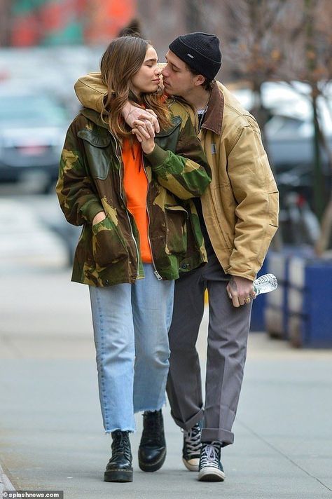 Brooklyn Beckham and  girlfriend Hana Cross ♥️♥️♥️♥️ Dr Martens Homme, Funny Love Quotes For Husband, Carhartt Outfits, Funny Love Quotes For Boyfriend, Hana Cross, Love Quotes For Husband, Sup Girl, Boyfriend Kissing, Funny Love Quotes