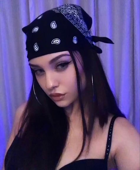 Biker Bandana Hairstyles, Chola Hairstyles Old School, Hip Hop Makeup, Bad Girl Outfit, Tech Makeup, Chica Chola, Bandana Outfit, Bff Photoshoot Poses, Swag Girl Style