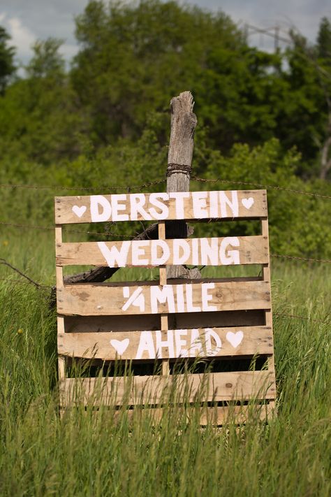 Rustic Wedding Signs Diy, Wedding Direction Signs, Pallet Signs Diy, Wedding Directions, Halloween Creative, Pallet Wedding, Halloween Decorations Diy Outdoor, Door Decorating, Rustic Wedding Signs