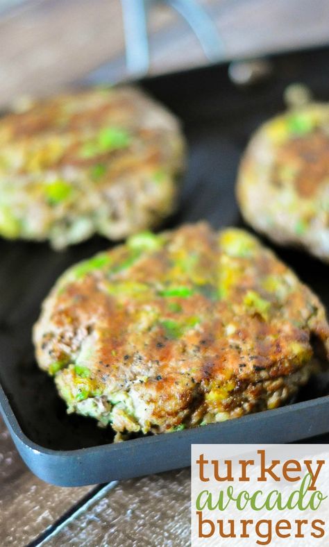 A fabulous, lighter burger to grill this summer - Avocado Turkey Burgers! |The Love Nerds Burger Soup, Turkey Avocado, Turkey Easy, Italian Turkey, Recipes Italian, Turkey Burger Recipes, Turkey Burger, Ground Turkey Recipes, Turkey Burgers