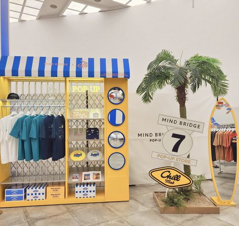 90s Booth Design, Pop Up Store Outdoor Retail Design, Clothing Pop Up Booth, Pop Up Store Display Ideas, Clothing Pop Up, Retro Supermarket, Pop Up Store Concept, Pop Up Shop Design, Clothing Booth