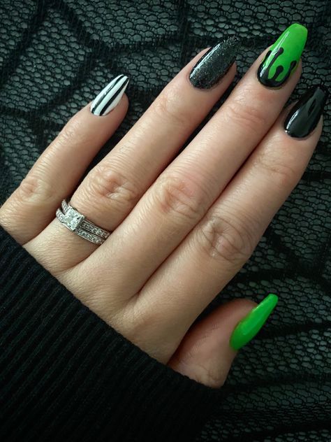 Halloween Nail Designs Green And Black, Bright Green Halloween Nails, Neon Green Nails Halloween, Cute Spooky Halloween Nails Designs, Cute Simple Nails Halloween, Black Green Halloween Nails, Black And Neon Green Halloween Nails, Easy Oogie Boogie Nails, Green Halloween Nails Short