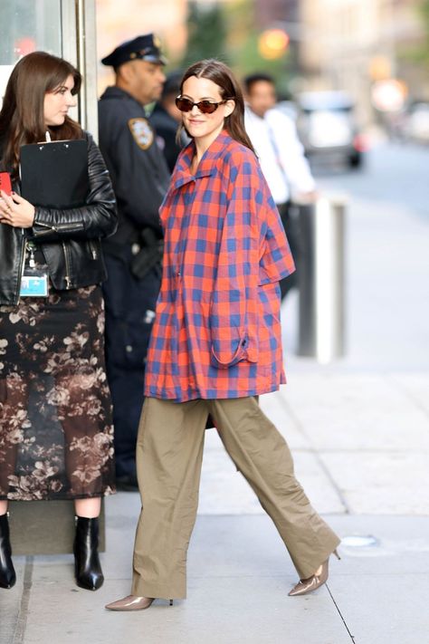 Riley Keough Street Style, Riley Keough Bangs, Riley Keough Style, Riley Keough Photoshoot, Riley Keough Rares, Riley Keough Girlfriend Experience, Oversized Plaid Shirts, Riley Keough, Capsule Closet