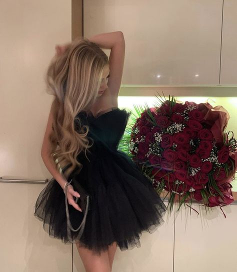 Black Dress Aesthetic, Birthday Poses, Fiesta Outfit, Classy Prom Dresses, Dress Aesthetic, Black Short Dress, Fashion Victim, Birthday Photoshoot, Tutu Dress