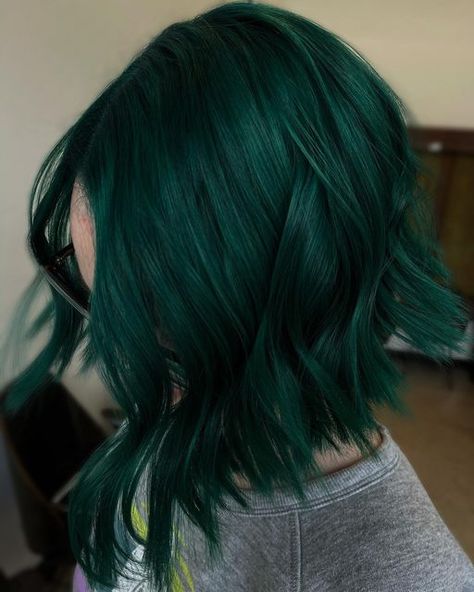 Dark Teal Hair, Green Hair Color, Emerald Green Hair, Unnatural Hair Color, Dark Green Hair, Green Hair Dye, Wild Hair Color, Vivid Hair Color, Teal Hair