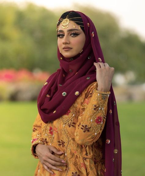 Beautiful Omani Traditional Costume Omani Dress Woman, Omani Traditional Dress, Omani Culture, Sultanate Of Oman, Hello Kitty Rooms, Arabian Women, Afghan Dresses, Arab Fashion, Traditional Costume