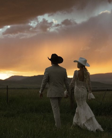 Western Wedding Dress, Country Wedding Pictures, Cowgirl Bride, Country Western Wedding, Cute Country Couples, Wedding Western, Wedding Sunset, Western Themed Wedding, Cowgirl Wedding