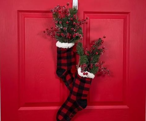 Discover a fun holiday project: turning fuzzy socks into Christmas stocking door hangers. They also make great gifts that can be enjoyed all winter. Witches Diy, Stocking Door Hanger, Make A Christmas Stocking, Porch Garland, Trending Diy, Outdoor Christmas Diy, Christmas Topiary, Christmas Candles Diy, Diy Christmas Lights