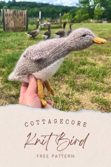 This sweet little knitted bird is giving some major cottagecore feels! Follow the link to go directly to the free knitting pattern and tutorial, or PIN NOW and save for later! Knitting Sewing Seams, Knitted Bunny Pattern Free, Bunny Clothes, Knitted Bunting, Quick Knitting Projects, Knit Bunny, Bunny Knitting Pattern, Animal Knitting, Knitted Bunny