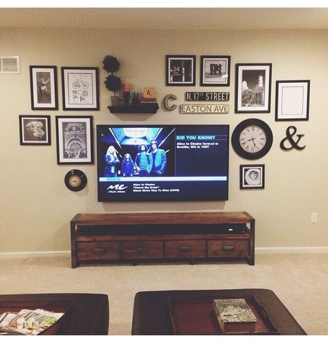 Gallery wall behind tv Picture Wall With Tv Living Room, Frames Behind Tv, Picture Wall Behind Tv, Picture Wall Ideas Above Tv, Hanging Pictures Around Tv, Pictures Above Tv Ideas, Photo Wall Above Tv, Frames Above Tv, Photos Above Tv