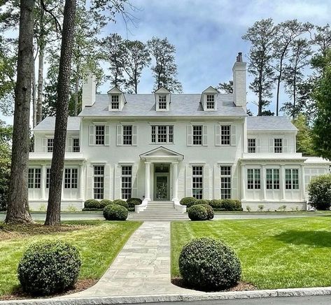 Amy | Havensent (@_havensent_) • Instagram photos and videos Cozy Home Exterior, White Mansion, Preppy House, Southern Mansions, Backyard House, French Style Homes, Exterior Makeover, Atlanta Homes, Green Door