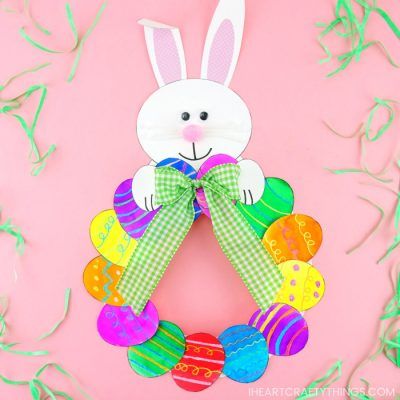 Påskeaktiviteter For Barn, Easter Wreath Craft, Easter Egg Wreath, Easy Easter Crafts, Fun Arts And Crafts, Diy And Crafts Sewing, Butterfly Crafts, Decorations Table, Easter Decorations Diy Easy