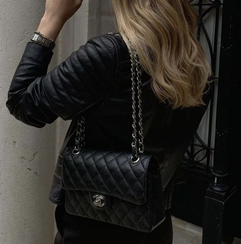 Chanel Bag Outfit, Chanel Bag Classic, Chanel Classic Flap Bag, Street Style Bags, Elegant Outfit Classy, Girls Support Girls, Chanel Flap Bag, Classic Flap Bag, Model Outfits