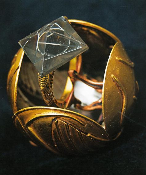 Harry Potter - Golden Snitch - DH version, Opening snitch modelling Stile Harry Potter, Gryffindor Aesthetic, Harry Potter Wedding, Images Harry Potter, Golden Snitch, Lord Voldemort, Harry Potter Wallpaper, Harry Potter Love, Harry Potter Aesthetic