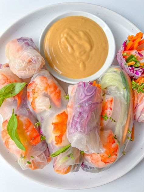 Shrimp Spring Rolls with Peanut Dipping Sauce are as beautiful as they are delicious. You won't regret trying this recipe! Rainbow Shrimp, Spring Rolls Recipe Shrimp, Crispy Rice Paper, Homemade Spring Rolls, Rice Paper Recipes, Peanut Dipping Sauce, Shrimp Spring Rolls, Recipe Shrimp, Crispy Shrimp