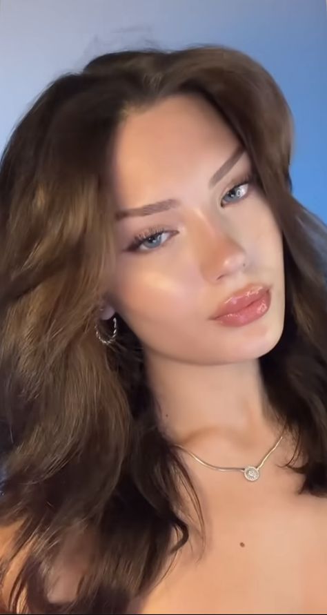 Long Face Contour, Victoria Secret Angel Makeup, Angel Model, Victoria Secret Angel, Ball Makeup, Angel Makeup, Light Makeup Looks, Victoria Secret Makeup, Her Makeup