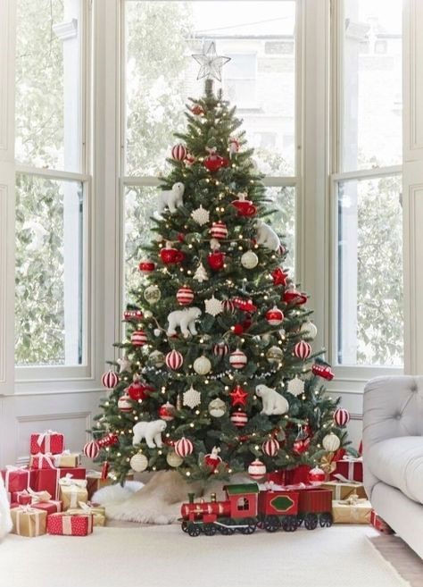 Christmas Tree Inspo, Red And Gold Christmas Tree, Christmas Tree Decorating Themes, Traditional Christmas Decorations, Gold Christmas Decorations, Christmas Tree Inspiration, Traditional Christmas Tree, White Christmas Trees, Cool Christmas Trees