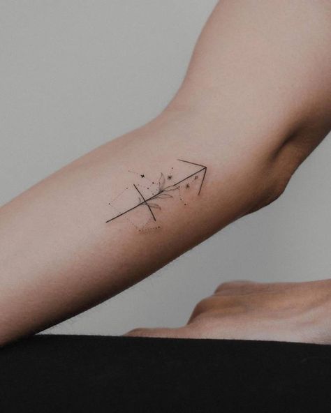 Sagittarius Symbol Aesthetic, Small Sagittarius Tattoos For Women, Tattoo Ideas Female Sagittarius, Constellation Tattoo Sagittarius, Sagittarius Tattoo Minimalist, Saggitarius Tattoo Unique, Tattoos Constellation, Tattoo Sagittarius, Sagittarius Constellation Tattoo