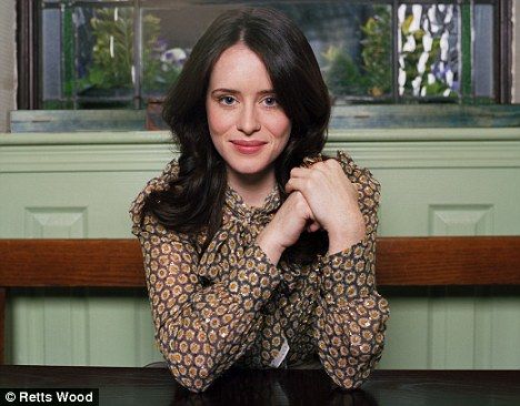 Upstairs, Downstairs actress Claire Foy is trying to keep a low ... Clair Foy, Pale Brunette, Clare Foy, Claire Foy, British Celebrities, Gamine Style, Fall Photoshoot, Soft Classic, Famous Girls