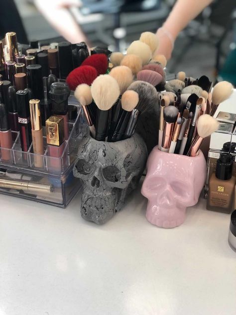 Make up brush holder skull penholder Подставка под кисти Ceramic Makeup Brush Holder, Clay Makeup Brush Holder, Clay Makeup Holder, Clay Brush Holder, Diy Makeup Brush Holder, Goth House, Lip Gloss Cosmetics, Brush Holders, Makeup Organization Diy