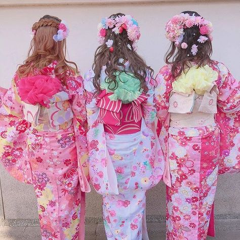 🌴💙 Summer in Japan means wearing kawaii yukatas like these! 😍 Yukatas are casual Japanese kimonos often worn during summer & at festivals.… Kimono Dress Diy, Japanese Look, Harajuku Outfit, Summer In Japan, Japan Outfits, Japanese Yukata, Japanese Festival, Kimono Japan, Traditional Japanese Kimono