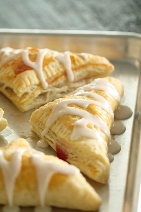 Puff Pastry Cherry Turnovers, Cherry Turnovers Homemade, Fruit Turnovers Puff Pastries, Puff Pastry Turnovers Fruit, Puff Pastry Ideas Easy, Puff Pastry Cherry Pie Filling, Puff Pastry Cherry Pie, Cherry Turnovers With Puff Pastry, Easy Cherry Turnovers