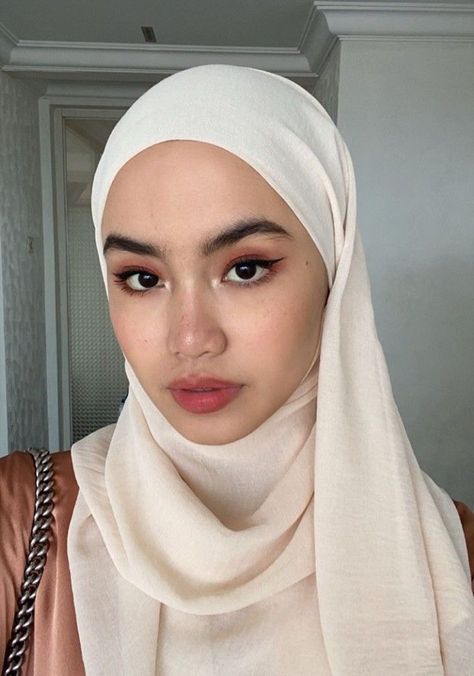 Malaysian Hijab Outfit, Malaysian Hijab Style, Malaysian Makeup, Malaysian Hijab, Celebrity Casual Outfits, Street Hijab Fashion, Modern Hijab Fashion, Hijab Collection, Muslim Fashion Hijab Outfits