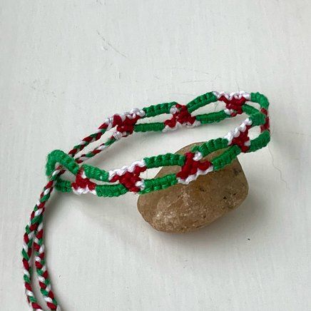 Normal pattern #161610 | BraceletBook Christmas Bracelet Ideas String, Homade Jewelry, Christmas Bracelet Pattern, String Bracelet Patterns, Friendship Bracelet Patterns Easy, Thread Bracelet, String Bracelets, Embroidery Bracelets, Festive Crafts