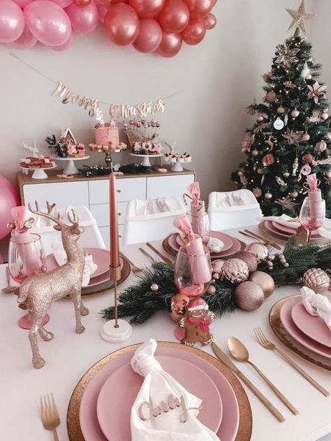 A todo color Blush Pink Christmas Table Setting, Pink And Gold Christmas Table Decor, Pink Friendsmas Party Ideas, Pink Christmas Party Decorations, Pink Christmas Party Ideas, Pink Christmas Birthday Party, Pinkmas Party, Christmas Pink Decorations, Pink Christmas Table Decor