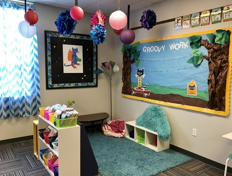 Pete The Cat Reading Corner, Pete The Cat Bulletin Board Preschool, Pete The Cat Classroom Theme Preschool, Pete The Cat Classroom Theme, Pete The Cat Rocking In My School Shoes, Pete The Cat Library Display, Pete The Cat Classroom, Classroom Wreath, Pete The Cat Books