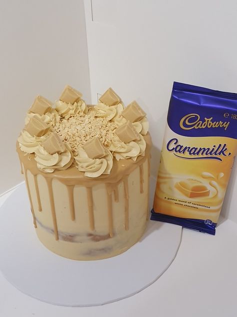 Cadbury caramilk cake Caramilk Cake, Carmel Cake, Banana Pudding Cake, 10 Birthday Cake, Cookie Cake Pie, 21st Cake, Cake Hacks, 40th Birthday Cakes, Vanilla Sponge