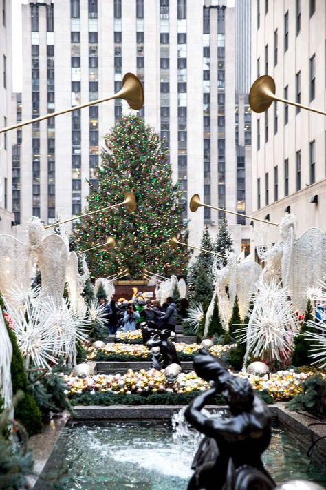 25 Things to Do In New York City at Christmas - So Festive! Free Printable Bucket List, Holidays In New York, Rockefeller Center Christmas Tree, Rockefeller Center Christmas, New York City Christmas, Mexico Itinerary, Nyc Christmas, Zero Wallpaper, Rockefeller Center