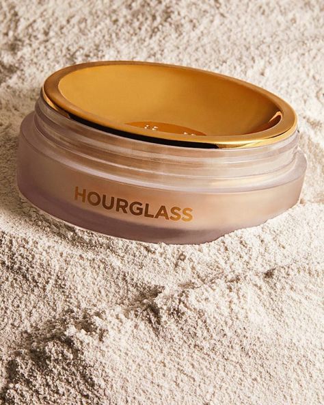 7 Game-Changing Beauty Products You'll Love Upon First Application Hourglass Powder, Family Campaign, Beauty Vision Board, Charlotte Tillbury, Setting Powders, Hourglass Makeup, Makeup Tools Products, Translucent Setting Powder, Sheer Veil