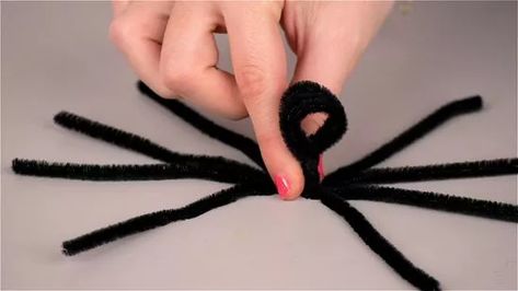 Spiders Out Of Pipe Cleaners, Halloween Craft Pipe Cleaners, Halloween Craft With Pipe Cleaners, Pipe Cleaner Spiders Diy, Pipe Cleaner Halloween Crafts For Kids, Pipe Cleaner Spiders For Kids, Pipe Cleaner Crafts For Kids Halloween, Spider Pipe Cleaner Craft, Halloween Crafts With Pipe Cleaners