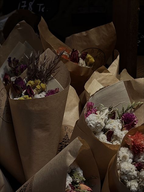 Pink Flowers Dark Aesthetic, Dhriti Core Aesthetic, Aesthetic Flower Pics Vintage, Dark Academia Flowers Aesthetic, Dark Flower Bouquet Aesthetic, Dark Academia Flower Bouquet, Ruth + Core + Aesthetic, Dark Academia Bouquet, Bouquet Of Flowers Aesthetic Dark