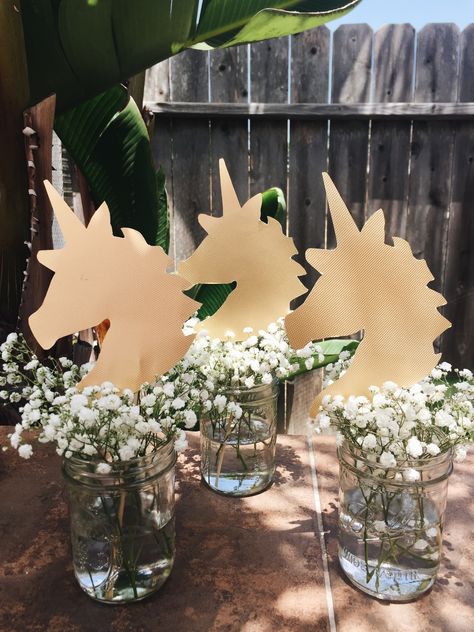 Unicorn Theme Table Centerpiece, Unicorn Party Centerpiece Ideas, Unicorn Party Table Centerpieces, Unicorn Birthday Table Decor, Unicorn Birthday Table Setting, Unicorn Diy Decorations Party Ideas, Unicorn Forest Party, Unicorn Table Setting, Neutral Unicorn Party