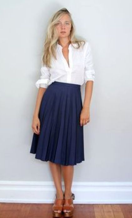 navy full skirt, white cotton blouse Weekend Mode, Mode Tips, Estilo Preppy, Beautiful Skirts, Work Style, Pleated Midi Skirt, Skirt Outfit, Mode Inspiration, Inspired Outfits