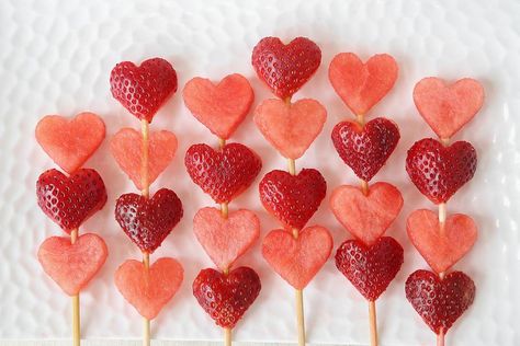 Keto Valentines Day, Keto Valentines, Valentines Snacks, Decorações Com Comidas, Fruit Skewers, Fruit Kabobs, Romantic Meals, Strawberry Party, Valentines Day Dinner