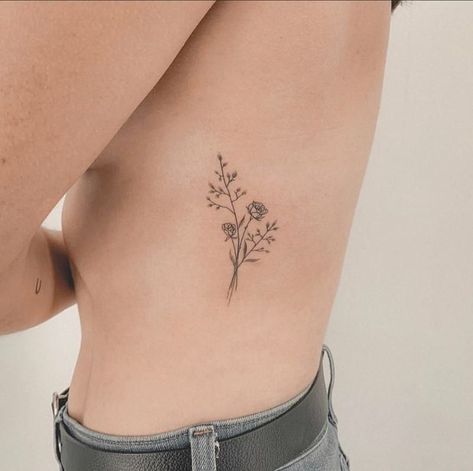 Small Floral Rib Tattoo, Side Rib Flower Tattoos Women, Flower Bouquet Tattoo Ribcage, Floral Side Rib Tattoo, Bouquet Of Flowers Tattoo Ribs, Birth Flower Tattoo Ribs, Bouquet Rib Tattoo, Floral Side Tattoos Women, Flower Bouquet Tattoo Ribs