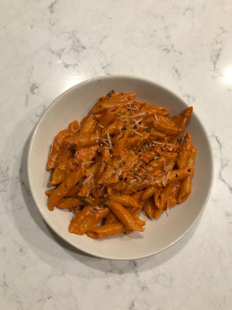 Gigi Pasta, Pasta Gigi Hadid, Gigi Hadid Pasta Aesthetic, Gigi Hadid Vodka Pasta, Bella Hadid Pasta Recipe, Orange Pasta, Bella Hadid Pasta, Pasta Astethic, Gigi Hadid Pasta