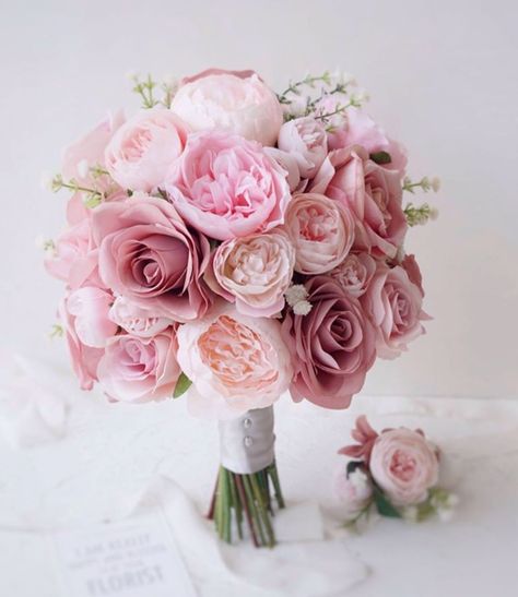 Wedding Flowers Pink, Bridal Makeup For Brunettes, Pastel Wedding Theme, Simple Wedding Bouquets, Pink Roses Wedding, Pastel Wedding Flowers, Bridesmaids Bouquet, Wedding Bouquets Pink, Bridal Bouquet Flowers