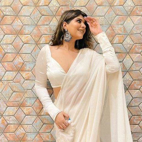 Pearl White Designer Blouse – Dailybuyys Blouse Sabyasachi, Deep Neck Blouse, White Blouse Designs, Full Sleeves Blouse Designs, Wedding Bridesmaid Dress, Saree Wearing Styles, Sarees For Girls, Sari Design, Full Sleeve Blouse