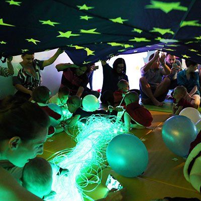 Baby Activities, Sensory Kids Room, Baby Sensory Classes, Baby Development Activities, Sensory Games, Sensory Lights, Infant Classroom, Baby Sensory Play, Baby Play Activities