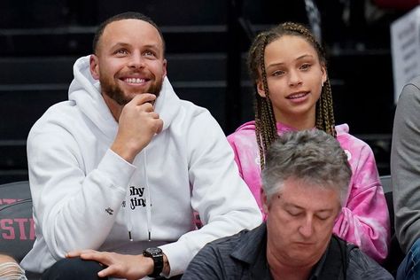 Stephen Curry And Ayesha Curry, Riley Elizabeth Curry, Steph Curry Daughter, Dad Photo, Warriors Stephen Curry, Witty Remarks, Moving To California, Nba Stars, Women's Basketball