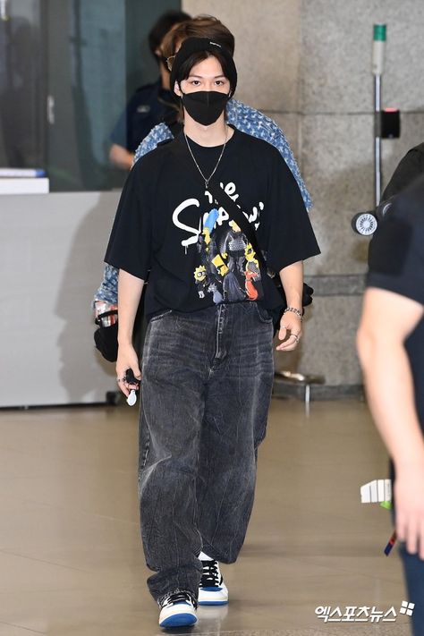 [220823] #StrayKids Felix at Incheon Airport » Arriving in Korea #felixstraykids #felixlee #yongbok Korean Wear, Outfits Masc, Stray Kids Fashion, Korean Street Fashion Men, Stray Kids Outfits, Campus Outfit, Airport Fits, Outfits Retro, Outfit Korean