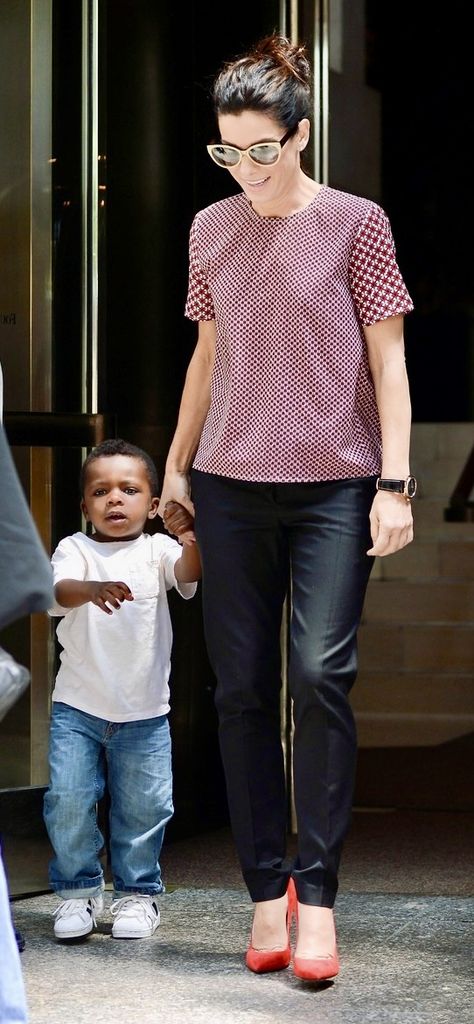 Sandra Bullock Street Style Sandra Bullock Outfits, Sandra Bullock Street Style, Sandra Bullock Kids, Sandra Bullock Style, Sandra Bullock, Now Is The Time, Celeb Style, Classy Women, Dream Board