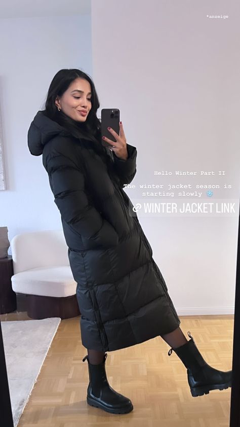 Black Long Puffer Jacket Outfit, Snowy Weather Outfits, Long Puffer Outfit, Coat Black Outfit, Long Puffer Coat Outfit, Long Puffer Jacket Outfit, Samira Safi, All Black Winter Outfit, Long Black Puffer Coat