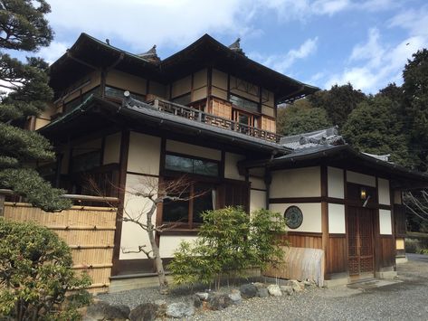 Japan Mountain House, Traditional Japanese House Exterior Kyoto Japan, Japanese Mansion Traditional, Japanese Inspired Home Exterior, Japanese Mountain House, Japanese Architecture Exterior, Traditional Japanese House Exterior, Modern Japanese House Exterior, Japanese Home Exterior