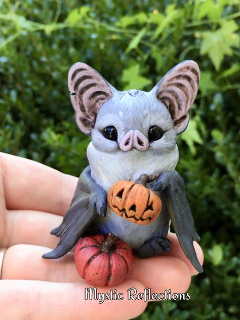 Creepy Cute Clay Figures, Creepy Clay Creatures, Clay Horror, Bat Clay Sculpture, Goth Clay Ideas, Clay Creepy, Spooky Clay Ideas, Polymer Clay Bat, Clay Monsters