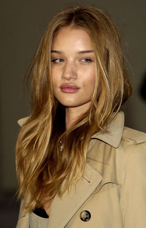 pretty natural brown with blonde highlights Rosie Huntington Whiteley Hair, Brown With Blonde Highlights, Golden Blonde Hair, Rosie Huntington, Dark Blonde Hair, Pinterest Hair, Huntington Whiteley, Brown Blonde Hair, Messy Hair